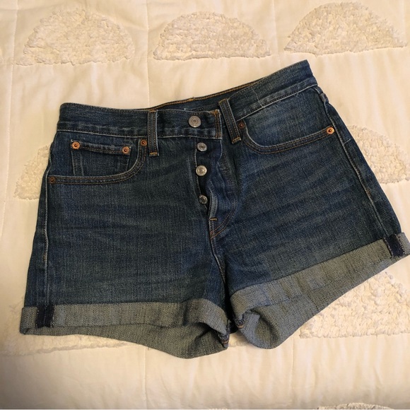 Levi’s denim short cuffed leg, medium wash. - Picture 3 of 4